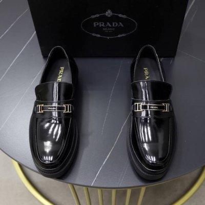 出厂价pp： 品牌：普拉达prada 标准码：男码38-44 45可以定做 等级：官网同款 原单品质 材料：原版牛皮面 舒适内里 原版大底 款式类别：男士时尚休