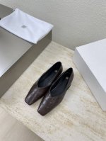 Totême 法式浪漫 极简深口女鞋 棕色鳄鱼纹北欧简约设计 轻奢品牌 面料选用头层牛皮牛皮高端 舒适 内里选用牛皮内里 搭配弹力橡筋 简约设计 大底选用意大利