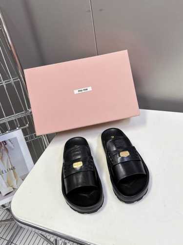 Miumiu缪缪2025春夏最新款钱币拖鞋 超多网红明星种草 夏天必备 Miu家少女风穿搭 钱币拖鞋真的好好看无敌搭配怎么穿都超美！钱币的设计很复古 五金扣是按