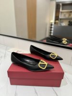 出厂价： Valentino 华伦天奴推出全新单鞋系列，单鞋款平跟鞋尖头V扣凉鞋。上脚非常修脚型 重点是很好非常好驾驭 不磨脚不累脚 行走神器！ 金属VLOGO
