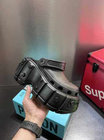 实价 Balenciagacrocs 联名款金属橡胶朋克厚底大 增高11Cm 整双鞋采用发泡材质很轻很好走路 鞋身镶有银色螺丝螺母 搭配银色logo金属片 彰显 - 点击图像关闭