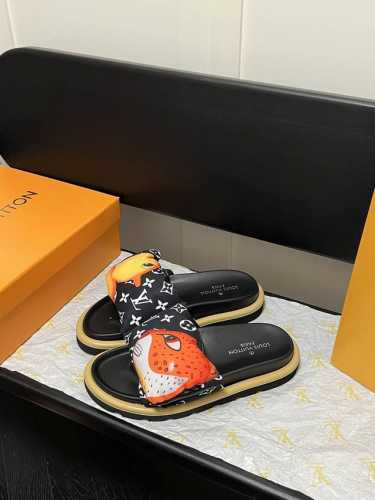 出厂 Lv拖鞋情侣款 Pool Pillow Comfort 必入系列！魔术贴高级慵懒风 百看不厌款 时尚度拉满 细节用心感受 反复调试配色 性感白 炫酷黑 惊