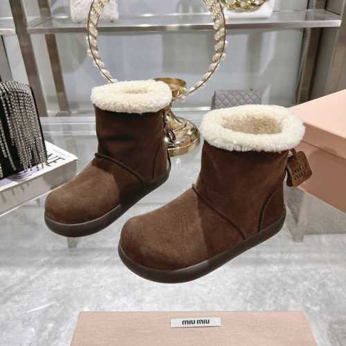 出 MiuMiu 缪缪2024ss秋冬走秀款 绑带羊毛小短靴雪地靴毛毛鞋 经常出现在各大时装杂志封面 各路明星、小红书博主都有钟爱 搭配绑带设计更显优雅，上脚尤