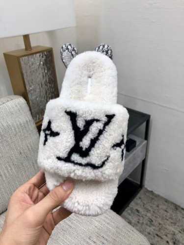 高端品质 L.V第二代毛拖 2024今年秋冬最火羊毛拖、爆款来袭、现货发售 顶级 品质、完美细节、市场最高版本、你值 拥 原版高密度防滑加厚发泡大底 区别老款橡