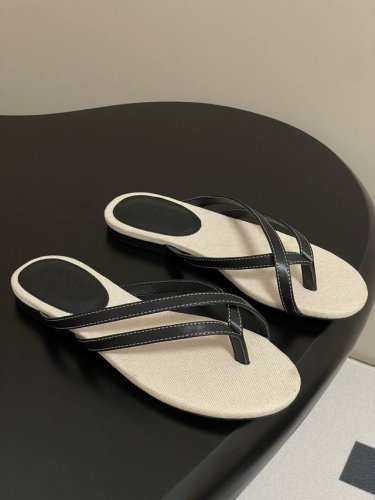 unfolio 25Aw春夏新款极简编织人字拖平底麻布拖鞋 时尚宠儿看过来 简直是时尚圈新宠 简易编织网鞋面设计独特 透着夏日慵懒氛围 精致麻布垫脚元素巧妙点缀