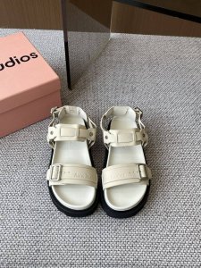 Acne Studios 春夏新品 厚底凉鞋 超多网红时装博主种草 夏天必备凉鞋 简约的设计 鞋面Logo压印 无不彰显品牌调调 发泡大底超级轻 上脚非常舒适