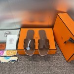 工厂价 爱马仕 Hermes 春夏经典款 Oran 拼色工字拖女鞋 H家平底圆头露趾凉拖鞋 材质：进口小牛皮+水染羊皮水里+意大利真皮大底 Size: 35-4