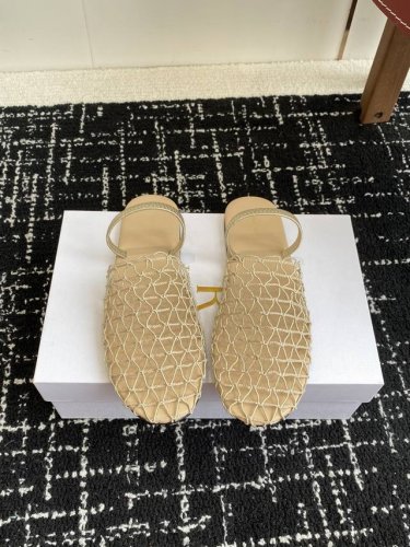 代购级 The Row 25Ss 经典芭蕾舞半拖 编织面拖鞋新品 以芭蕾的灵动意韵融于日常，以现代笔触刻画舞鞋经典轮廓！ 从经典日式鞋履汲取灵感，圆润五金点缀于