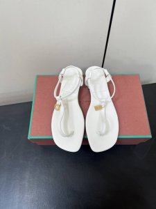 loro Piana经典爆款出品Lp顶级版本 英伦夹脚拖鞋凉鞋 原来这就是传说走两万步都不会累脚的夹脚凉鞋把颜值和脚感都拿捏住了，上脚一走就会被彻底沦陷～极简的