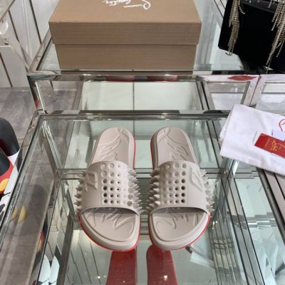 Christian Loubouti 2024ss 新品 CL 路铂廷新款夏日铆钉 时尚百搭超酷一字拖 大底采用 进口环保 EVA 发泡和进口鞋面组合，标志性的