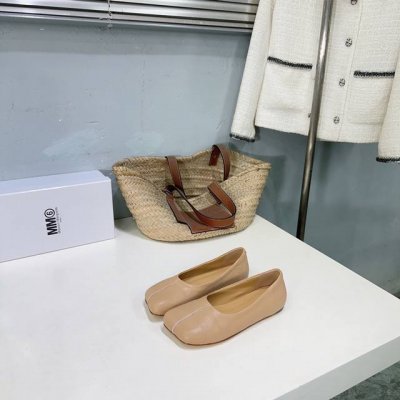 高品质出厂 ！小众潮牌Maisom Margiela MM6 马吉拉25春夏简易大头平底单鞋！这双热度超高的单品 必须人手一双入手了 不能错过的单品！简约百搭！