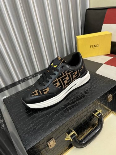 出厂价pp： Fendi 芬迪 男士最新款休闲鞋！专柜同步上市！原版一比一复刻。全进口官网一比一牛皮面料。内里采用头层顶级羊皮，原版原厂特供橡胶大底。引领时尚新