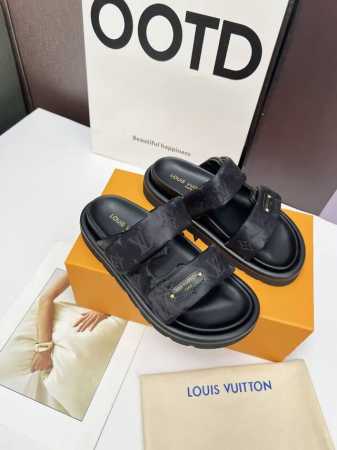 louis Vuitton路易威登春夏新款拖鞋火爆上市 1:1高级定制 秒杀一切仿品 原版开模Logo装饰 既时尚又美观 面料:进口压花丝绸面料 内里羊皮 精美 - 点击图像关闭