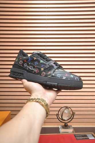 出厂价P 原版开发 品质出货 欢迎对比 Lv板鞋系列 Lv Trainer Maxi运动鞋将成衣系列的宽松廓形引入Virgilabloh笔下的Lvtrainer