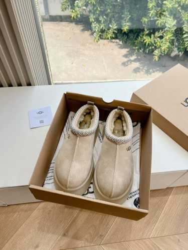 出厂 顶级版本 ugg冬季新款女同款休闲舒适厚底圆头棉靴雪地靴它的优点就是特别轻又好走路 跑步都没问题搭任何的裤子都可以 露不露可爱的毛边都好看搭配修身裤十袜子