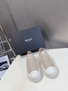 代购级 Prada 普拉达 厚底球鞋 帆布鞋 科技帆布最新黑科技 相隔几年Prada又给我们带来好看的饼干鞋了 时髦精绝对不能错过的必入款 没有任何繁杂装饰，质