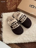 橙子出厂价 UGG秋冬新款雪地靴半拖 毛毛拖鞋 包头拖鞋 logo拖鞋太火啦！一眼就上头的款式 胖胖的方圆头鞋 加上羊毛边边logo 憨憨的可爱。鞋身很轻巧 走