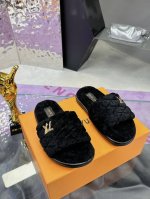 工厂价 Lv最新款毛拖 L家24年最新版面new Arrival 羊毛拖鞋 金属字母扣 室内外穿着皆宜。 纯羊羔毛材质，鞋面专业处理粟子头花纹，水台高密度发泡材