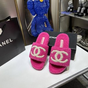 橙子出厂价 CHANEL 香奈儿 秋冬新款 双C毛毛拖鞋 秋冬宝藏时髦单品 定制加厚双层高密毛毛 纯手工缝合 穿上她可爱温暖大牌感面面俱到 经典中的经典 材质：