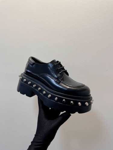 Alexander Wang 大王乐福鞋新系 ......ss24 铆钉款 ，素面款 一双女王都拒绝不了的单品 ...... 真心太太太太太太美了 双层鞋底独特