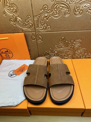 工厂价： Hermes爱马仕 官网最新专柜同步新款oran牛皮面H拖鞋 巴黎原版飞回正品开模完美打造最高品质 诚意巨献，可随意进出专柜鞋面采用原版定制牛皮。彩色