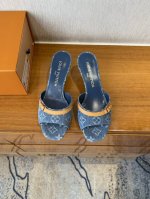 橙子出厂价p Louis Vuitton 路易威登 春夏新款 Lv单宁猫跟拖鞋 高跟拖 露趾细跟凉拖 单宁色搭配的棕色皮质，也太出彩了！ 刚刚好的小猫跟，性感舒