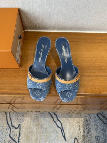 橙子出厂价p Louis Vuitton 路易威登 春夏新款 Lv单宁猫跟拖鞋 高跟拖 露趾细跟凉拖 单宁色搭配的棕色皮质，也太出彩了！ 刚刚好的小猫跟，性感舒