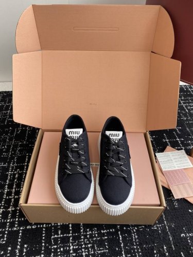 代购级 Miumiu 25Ss 春夏新款 厚底 帆布 半拖 小白鞋 简约造型，超轻原版开模鞋底，脚感妥妥满分 好穿好搭，增高6Cm Size: #35-40 4