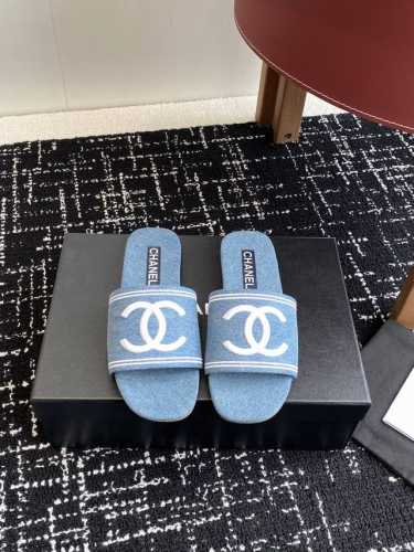 代购级340 Chanel 小香 25Ss 春夏新品度假 牛仔布懒人拖鞋 小香的一款全新设计 简约百搭上脚超级美的 怎么看都超美 鞋面：采用牛仔布 内里垫脚：牛