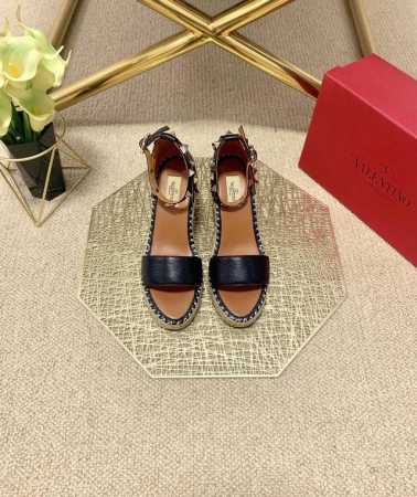 valentino Garavani 荔枝牛皮系带坡跟凉鞋 金属效果工艺处理铆钉装饰 麻绳包裹坡跟 可调节小牛皮系带 坡跟防水台 意大利制造 -35-41 - 点击图像关闭
