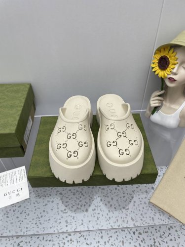 古驰 Gucci 洞洞拖鞋 百搭情侣拖鞋 丑萌丑萌镂空洞洞鞋 是一款瞬间增高利器 沙滩 居家 聚会 车尾箱必备神器 配彩色袜超级时髦精 这一双G经典标志图案以镂