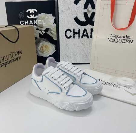工厂价： 飞机盒alexander Mcqueen 顶级版弯底拼色 面料：哑对光版丝牛绸皮 材料全是意大进利口 Logo：都是压印logo，凹凸感高级定制版 内 - 点击图像关闭