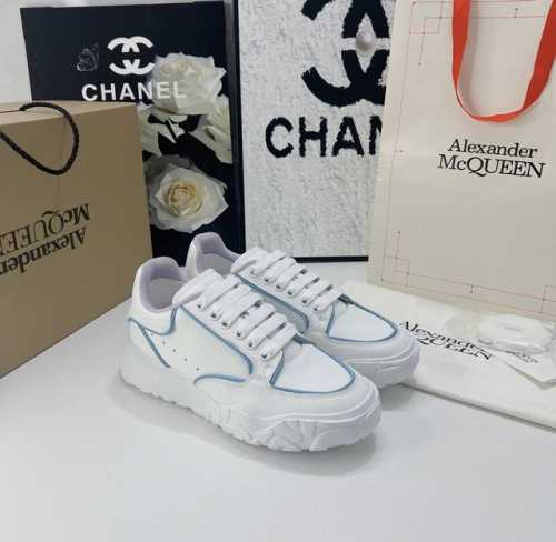 工厂价： 飞机盒alexander Mcqueen 顶级版弯底拼色 面料：哑对光版丝牛绸皮 材料全是意大进利口 Logo：都是压印logo，凹凸感高级定制版 内