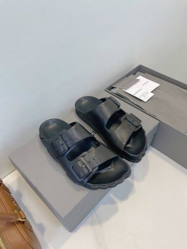 balenciaga 巴黎世家 Sunday Mule 情侣款五趾系列 夸张 暗黑设计风格 不走寻常路 demne 漏趾拖鞋 可爱又憨憨的很特别 兼顾了凹造型的