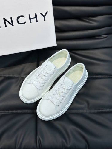 givench*.纪梵希情侣款厚底休闲鞋 采用进口牛仔帆布拼接小牛皮革等材质 鞋身饰有真皮品牌标装饰 鞋舌真皮Logo装饰 立体复合式拼接缝合 内里小牛皮 舒适