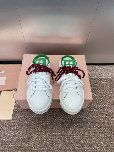 工厂价 Miumiu 2025春夏高定系列走秀新款果冻色系带休闲运动小白鞋 缪缪明星同款字母Logo圆头拼色滑板女拖鞋 材质 鞋面进口小牛皮+水染羊皮内里+原版