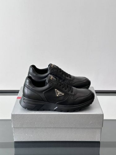 prada 普拉达 男士新款运动休闲鞋 这款运动鞋鞋面采用进口小牛皮 外侧饰以p家经典金属三角珐琅徽标 真皮内里 垫脚牛皮 大底采用防滑运动专属带Logo橡胶大