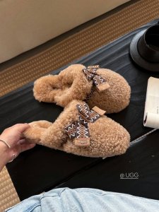 橙子出厂价 UGG 民族风蝴蝶结毛毛拖鞋 包头半拖 卷毛绒拖鞋 两色 万人在找的拖！来了 时尚休闲棉鞋 搭配可爱的蝴蝶结 码数：35-40