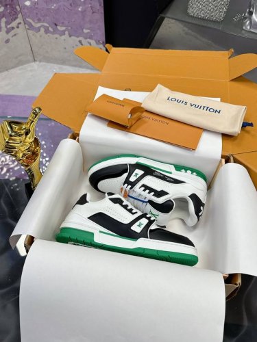 loui* Vuitto* 顶级版本 本款 Lv Trainer 运动鞋再现设计师 Virgil Abloh 自篮球鞋中挖掘的时尚潜力。粒面牛皮革构筑繁复鞋面，