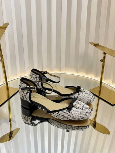 迪奥 Dior 2025春夏高定系列新款 Ballet 标志性电绣藤格纹低跟芭蕾舞女鞋 Cd字母Logo珍珠扣粗跟蝴蝶结凉鞋 材质 进口金属羊皮 环保藤格纹粗花