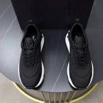 VALENTINO 华伦天奴 2024s男士最新低帮厚底运动鞋出货 重工打造，男士精品休闲运动鞋，气质百搭款 采用小牛皮拼接织物网眼鞋面，橡胶线条点缀几何分割鞋