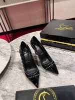 镂空单鞋W. Duvette Strass是一款带有优雅镂空设计的细高跟鞋它展示了Maison Christian Louboutin的专业知识，在混合不同的纹