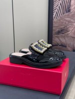 出厂 Rv 半拖 新品 经典乐福鞋 改半拖款；还是很好看，多了一份精致的随性慵懒！ 脚感很轻，钻也很闪，惹人爱哦 Size 35-41 40 41定制不退换
