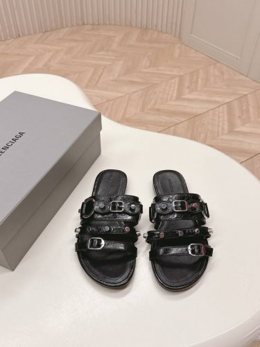 Balenciaga 朋克风凉鞋系列 平底款 巴黎世家特有的铆钉元素 对版高订牛皮面料 羊皮内里 意大利 进口真皮大底 35-39 40.41订做不退换