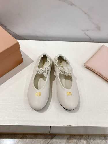 高版本出厂 MiuMiu 缪缪25ss早春走秀新款一脚蹬懒人鞋玛丽珍芭蕾舞鞋 平底单鞋官方春夏走秀新款，时髦百搭 即可咸又可甜 一点也不磨脚 无论光脚穿还是搭配