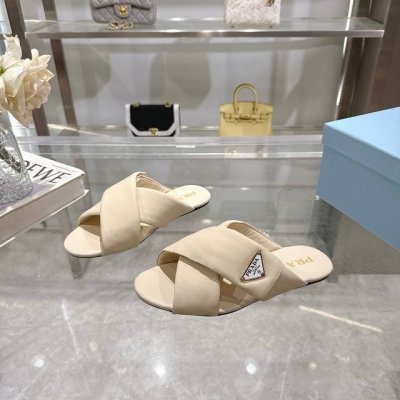 情侣款 踏入prada 2025最新春夏系列的时尚版图，这双罗马凉拖鞋绝对是不可忽视的存在。鞋面甄选顶级羊皮，细腻质感诉说着意式匠心。交叉双带扣设计，简约中暗藏