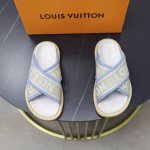 出厂价： LV家 货源稳定四季有货: 情侣款Size：码数：女36-41 男38-44 45、46定制 LV 情侣款 路易威登专柜主打最新款压花拖鞋硬货上新代购