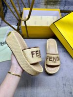 fendi最新宽带厚底凉鞋。原色交织纤维胶拉菲草材质。同色系皮料内底。丝线Fendi Roma刺绣，35-42码，