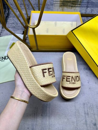 fendi最新宽带厚底凉鞋。原色交织纤维胶拉菲草材质。同色系皮料内底。丝线Fendi Roma刺绣，35-42码，