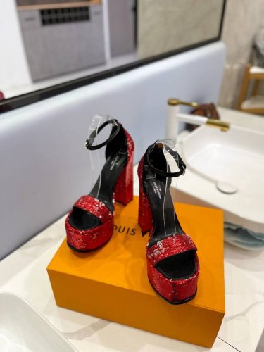 出厂 Loui& Vuitto& Lv欧美风时尚凉鞋 ++= 最新款路易威登传统硬箱的精巧标准品牌扣你前带简约大方 春夏新品 专柜主打最新款高跟系列 硬货上新